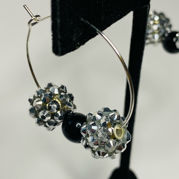 Handmade Silver hoop earrings with silver faceted beads - Picture 4 of 5